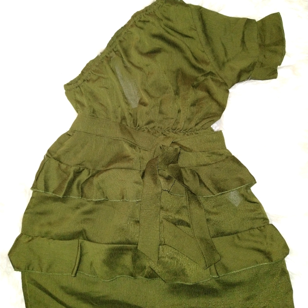 Dark green one sleeve dress.